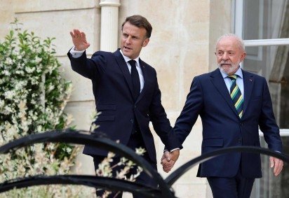  France's President Emmanuel Macron (L) and Brazil's President Luiz Inacio Lula da Silva walk after a joint press conference following a meeting at The Elysee Presidential Palace in Paris on June 5, 2025. (Photo by Christophe PETIT TESSON / POOL / AFP)
       -  (crédito:  AFP)
